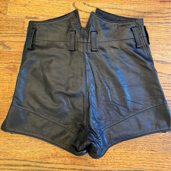 Pyrate-Style Rare Designer Black Leather Shorts German Sz 36 US Sz 6 - Picture 5 of 6
